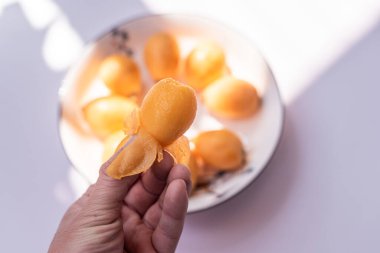 Güneşin altındaki tabakta loquats