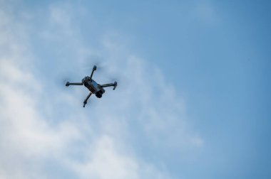 Mavi gökyüzünde uçan UAV
