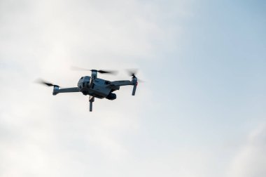 Mavi gökyüzünde uçan UAV