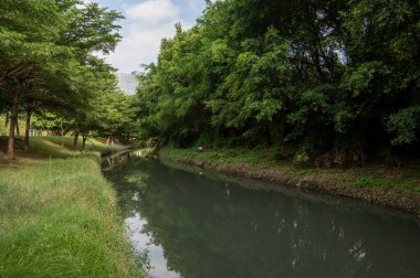 Nehrin her iki tarafında ormanlar ve otlaklar vardır.