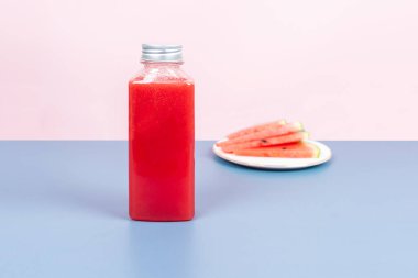 Her çeşit meyveden ve her çeşit sağlıklı yiyecekten yapılmış renkli içecekler.