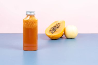 Her çeşit meyveden ve her çeşit sağlıklı yiyecekten yapılmış renkli içecekler.