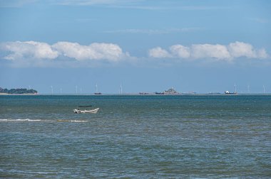 Yazın güneşli bir günde, sürat teknesi mavi denizde hızlı sürdü.