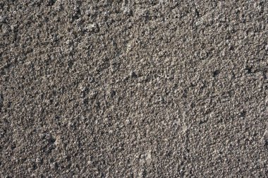 İnşaat malzemelerinden yapılmış bazı duvarların düzenli desenleri vardır.