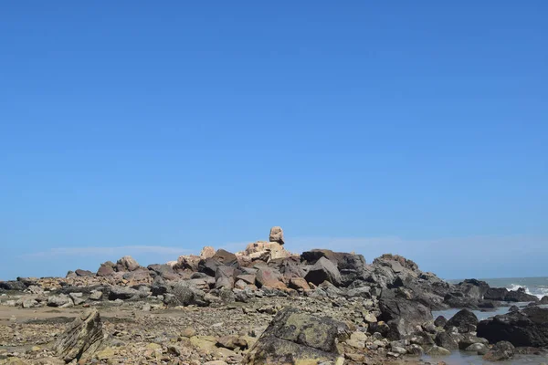 Den Blå Himlen Slog Vågorna Klipporna Stranden — Stockfoto