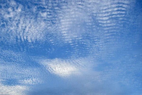 Μπλε Ουρανός Και Λευκά Σύννεφα Καλοκαίρι — Φωτογραφία Αρχείου