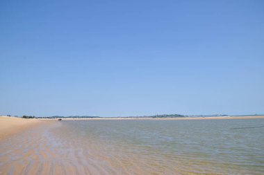 Yazın, gökyüzü mavi ve deniz berrak
