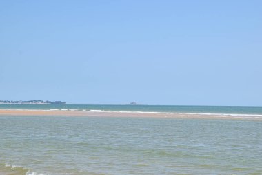 Yazın, gökyüzü mavi ve deniz berrak