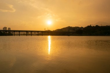Batan güneş Altın Gölü boyadı