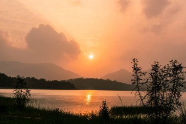 Güneş gökyüzünü ve suyu altın rengine boyadı.