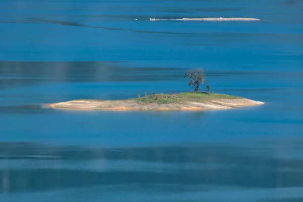 Brzeg Jeziora Jest Zielony Małe Wyspy Centrum Niebo Woda Niebieskie — Zdjęcie stockowe