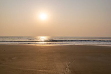 Sabah güneşi denizi ve kumsalı altın yaptı.