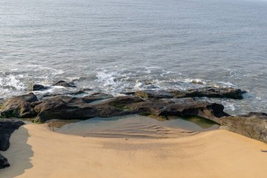 Deniz kenarında her türlü resif var, mavi gökyüzü ve deniz suyu.