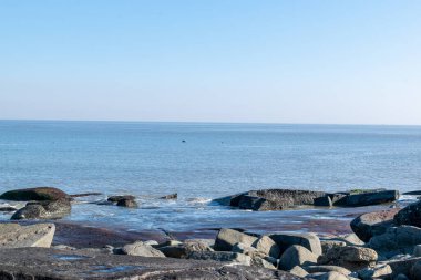 Deniz kenarında her türlü resif var, mavi gökyüzü ve deniz suyu.