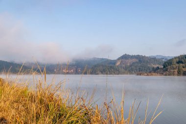 Göl Danxia 'nın dağlarını yansıtıyor.