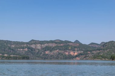 Göl Danxia 'nın dağlarını yansıtıyor.