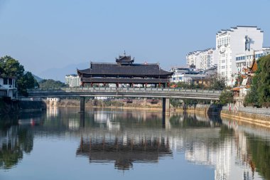 Şehrin binaları nehre yansıyor.