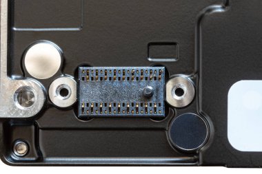 Beyaz arkaplanda siyah mekanik sabit diskin arkasını kapat