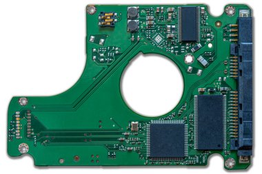 Yeşil mekanik sabit disk devre kartı, beyaz arkaplanda yerel yakın plan