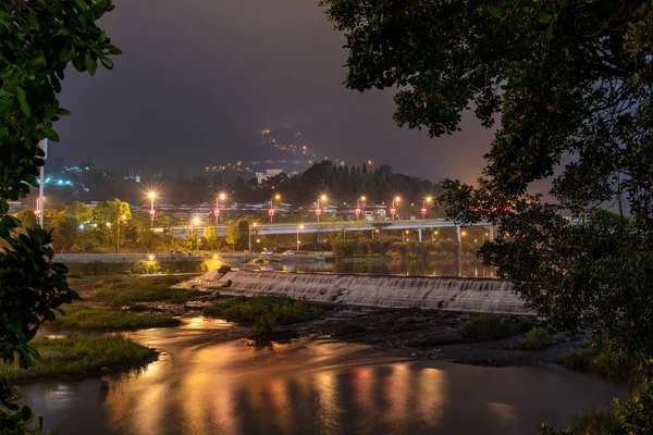 Πολύχρωμα Ποτάμια Και Πόλεις Νύχτα — Φωτογραφία Αρχείου
