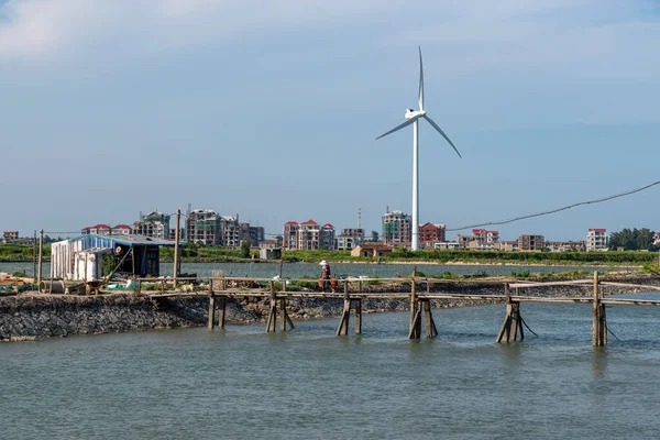 Turbina Eólica Costeira Sob Céu Azul — Fotografia de Stock