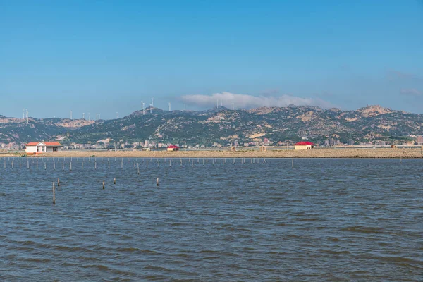 Litoral Sob Céu Azul Frente Mar São Montanhas Energia Eólica — Fotografia de Stock