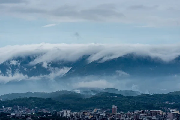 Ciudad Después Lluvia Hay Nubes Las Montañas Distancia —  Fotos de Stock