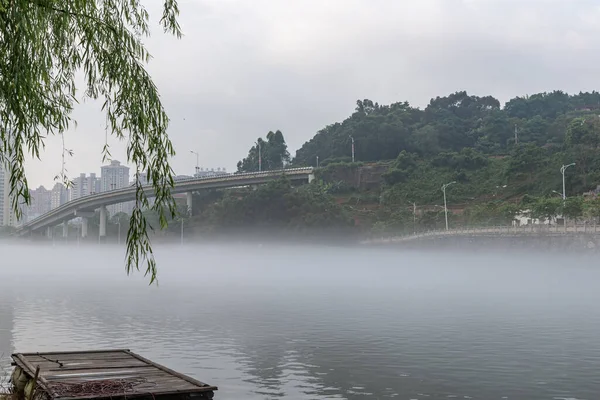 朝の霧の中で川の両側の風景 — ストック写真