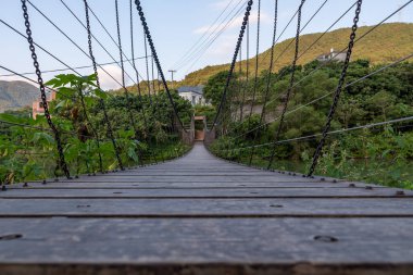 Nehir kıyısında bir askı köprüsü