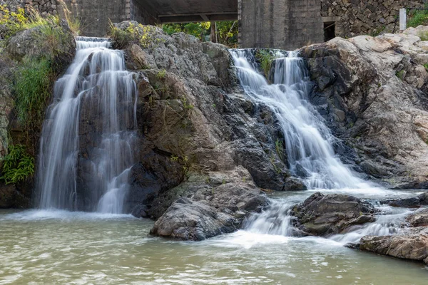 Água Rio Forma Uma Pequena Cachoeira — Fotografia de Stock