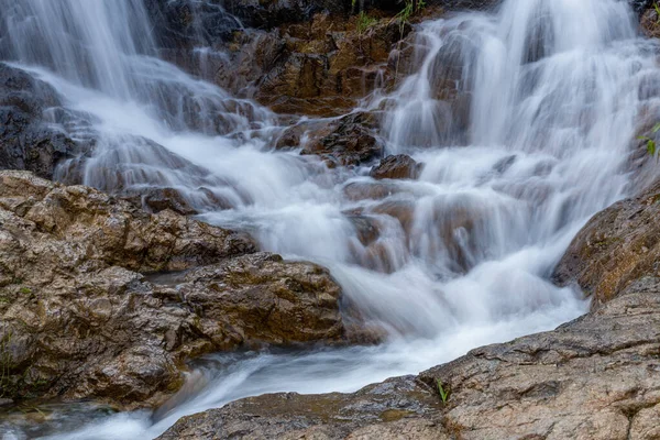 Água Rio Forma Uma Pequena Cachoeira — Fotografia de Stock