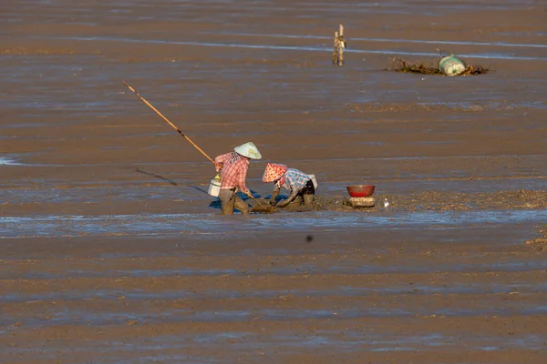 Dos Pescadores Trabajando Playa Negra —  Fotos de Stock