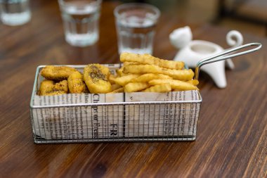 Öğleden sonraki çayla patates kızartması için atıştırmalıklar