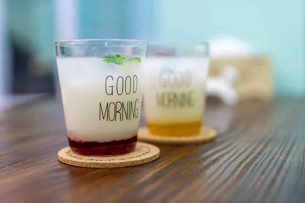 Zwei Weiße Eisgekühlte Getränke Mit Der Aufschrift Guten Morgen Stehen — Stockfoto