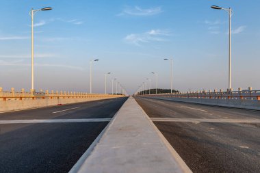 Köprüdeki mesafeye giden düz bir yol.