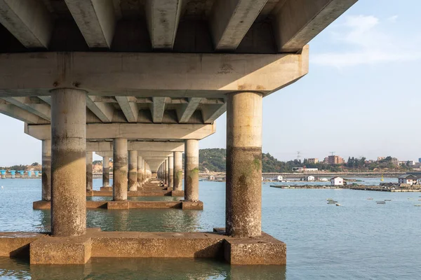 Los Agujeros Debajo Del Puente Que Cruza Mar Conectan Espacio — Foto de Stock