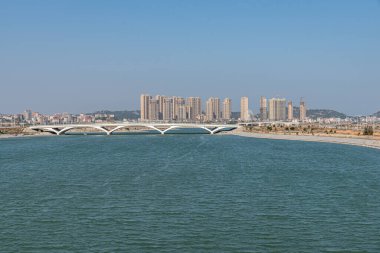 Deniz kenarındaki şehir mimarisi
