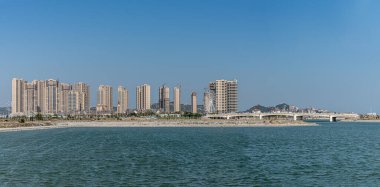 Deniz kenarındaki şehir mimarisi