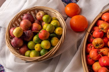 Birçok renk ve meyve çeşidi tabakta ya da ahşap masaya saçılmıştır.