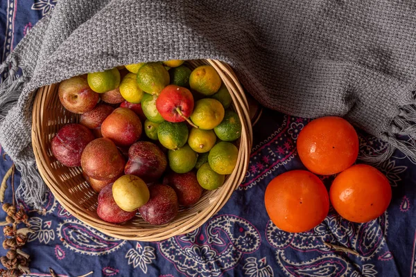 Muitas Cores Variedades Frutas Estão Prato Espalhadas Mesa Madeira — Fotografia de Stock