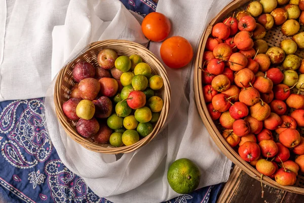Muitas Cores Variedades Frutas Estão Prato Espalhadas Mesa Madeira — Fotografia de Stock