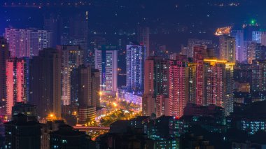 Şehrin renkli gece manzarası