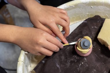 Çömlek atölyesinde çömlek yapma süreci