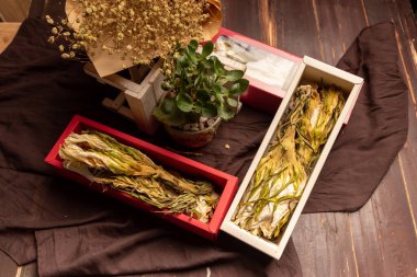 Yiyecek olarak kullanılabilecek kuru pitaya çiçekleri ahşap masada.