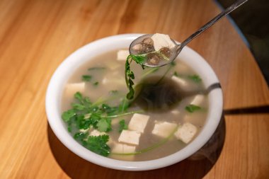 Çubukla Çin yemeği al.