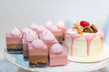 Pembe pasta beyaz masada.