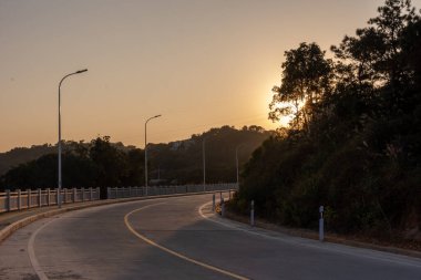 Alacakaranlık yolu uzaklığa götürür, ve gökyüzü altındır.