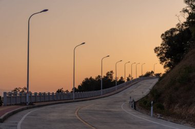 Alacakaranlık yolu uzaklığa götürür, ve gökyüzü altındır.