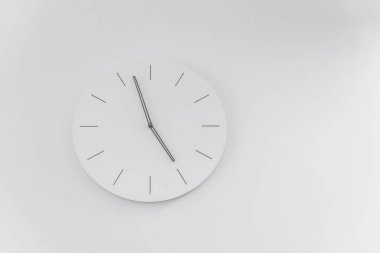 Beyaz bir duvarda bir saat