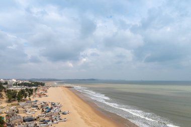 Güneşli deniz ve sahil, beyaz dalgalar, altın plaj